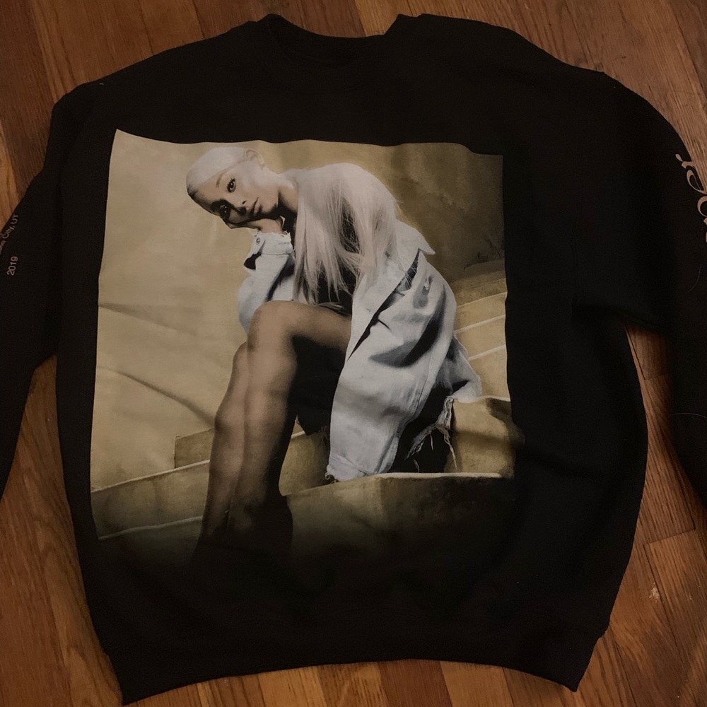 Ariana Grande Sweetener world tour merch